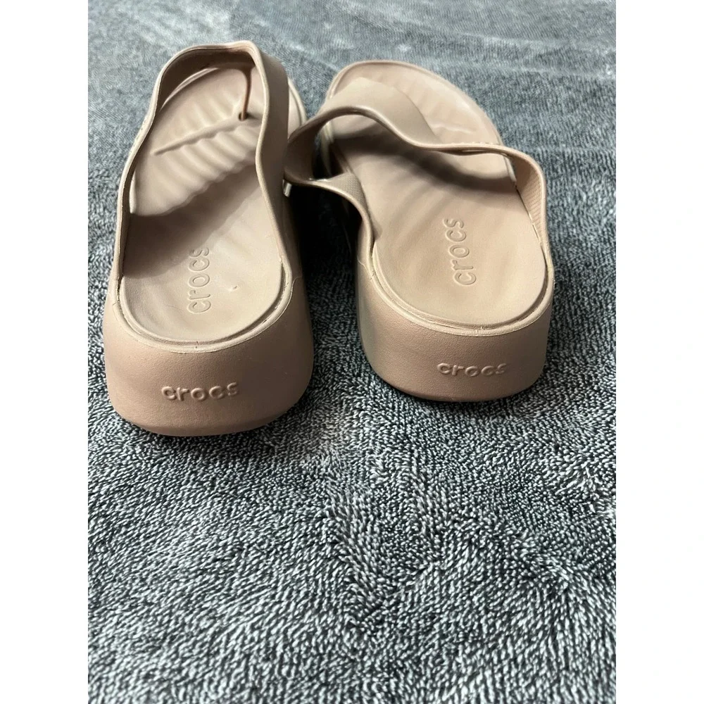 Crocs Getaway Platform Flip Sandals Beige Tan Women 8 Thong Wedge Neutral Lounge